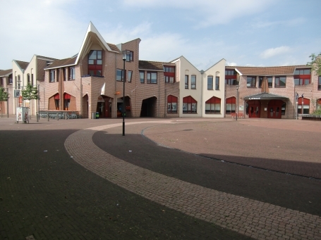 Zeddam : Gerrit Varwijkplein, moderne Fassadenarchitektur im Dorfzentrum von Zeddam